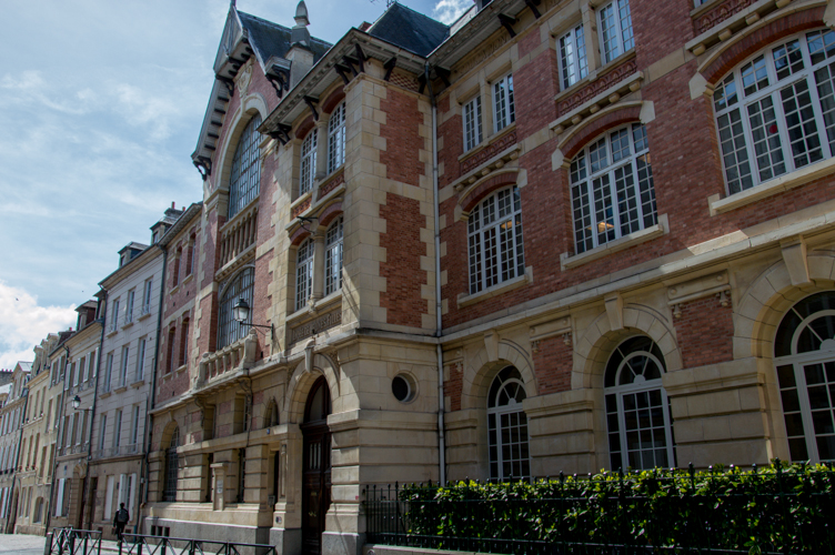 Belle façade d'un collège de Caen