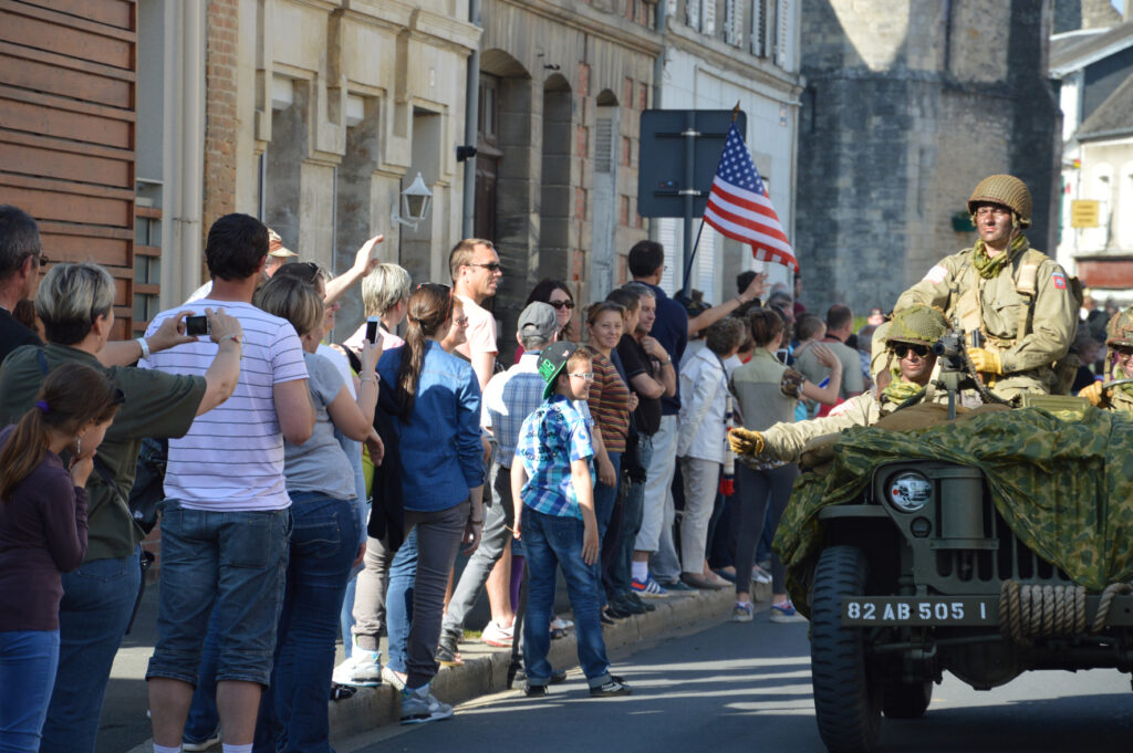 D-Day en Normandie : défilé militaire et véhicules vintage