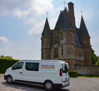 Notre van devant le château de Carrouges en Normandie