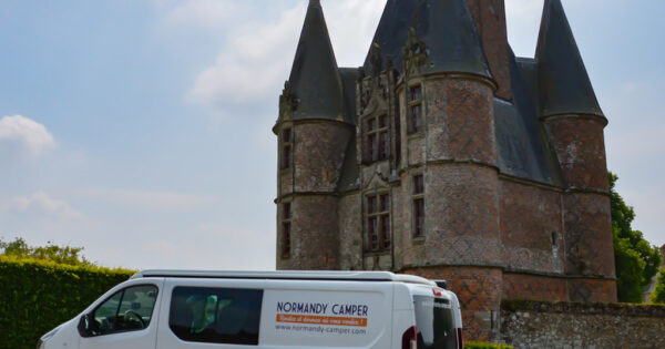 Notre van devant le château de Carrouges en Normandie